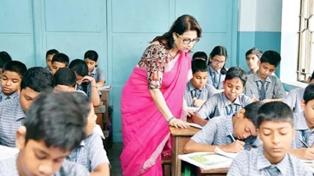 ১ অক্টোবর যোগ দিচ্ছেন সরকারি প্রাথমিক বিদ্যালয়ের ১৪ হাজার ৩৮৪ শিক্ষক