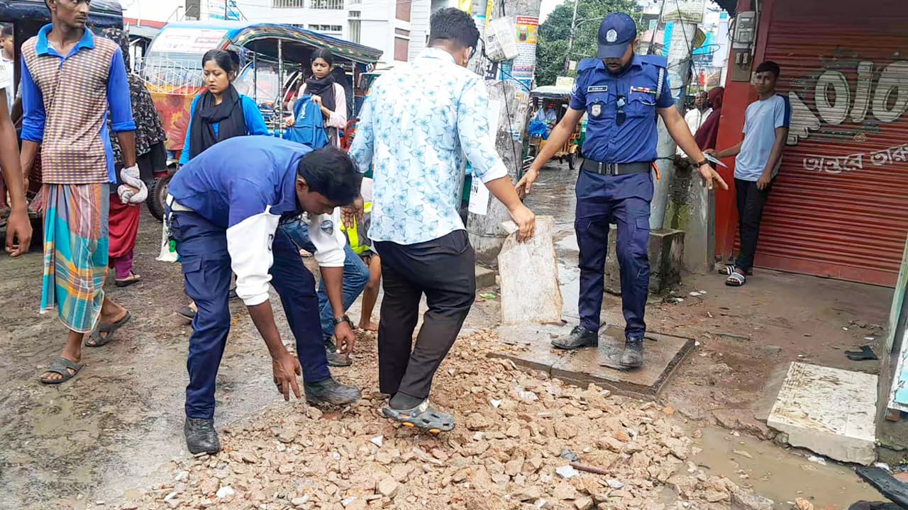 কুমিল্লায় ট্রাফিক পুলিশ সদস্যদের উদ্যোগে সড়ক মেরামত