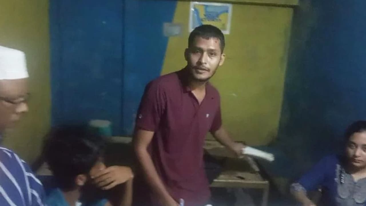 চায়ের দোকানে বন্ধুদের নিয়ে এইচএসসি খাতা মূল্যায়ন, শিক্ষক আটক