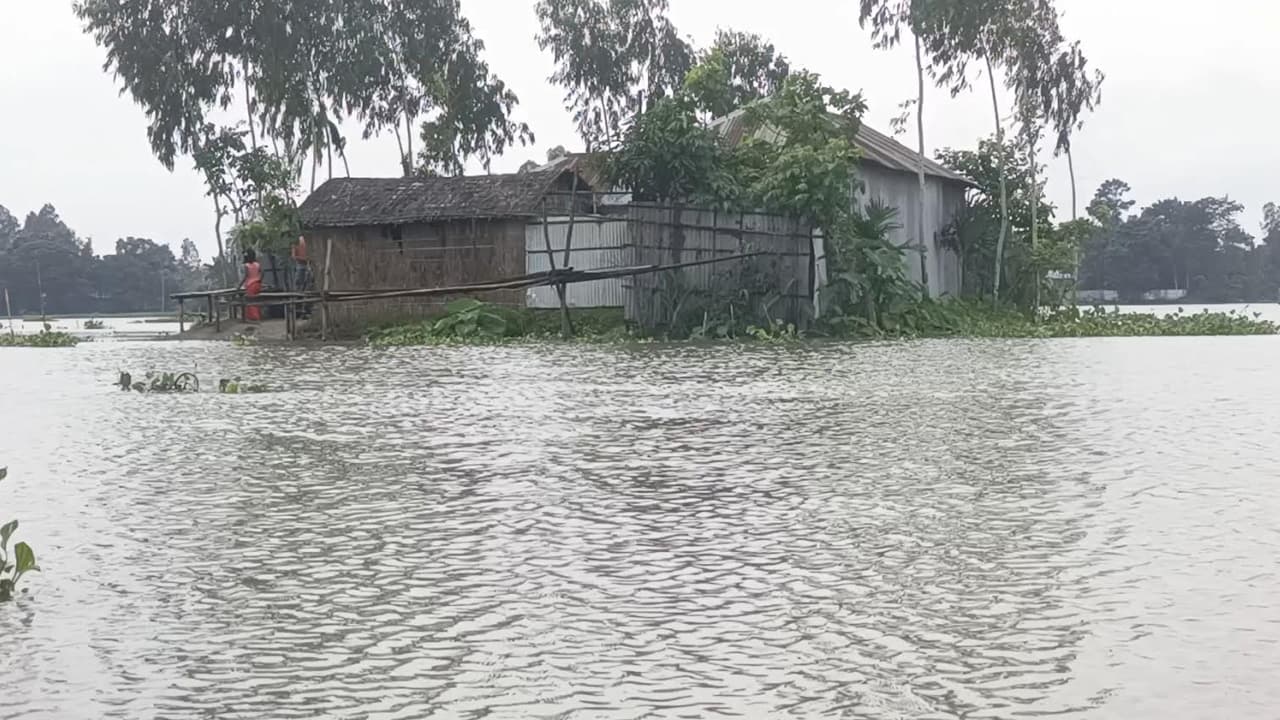 নাগেশ্বরীতে ত্রাণ বরাদ্দ থাকলেও বন্যাকবলিতদের হাতে পৌঁছায়নি