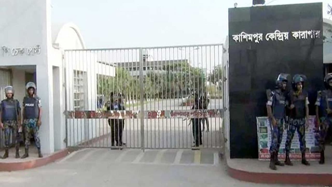 কাশিমপুর কারাগারে বন্দি স্ত্রীকে দেখতে এসে ইয়াবাসহ স্বামী আটক