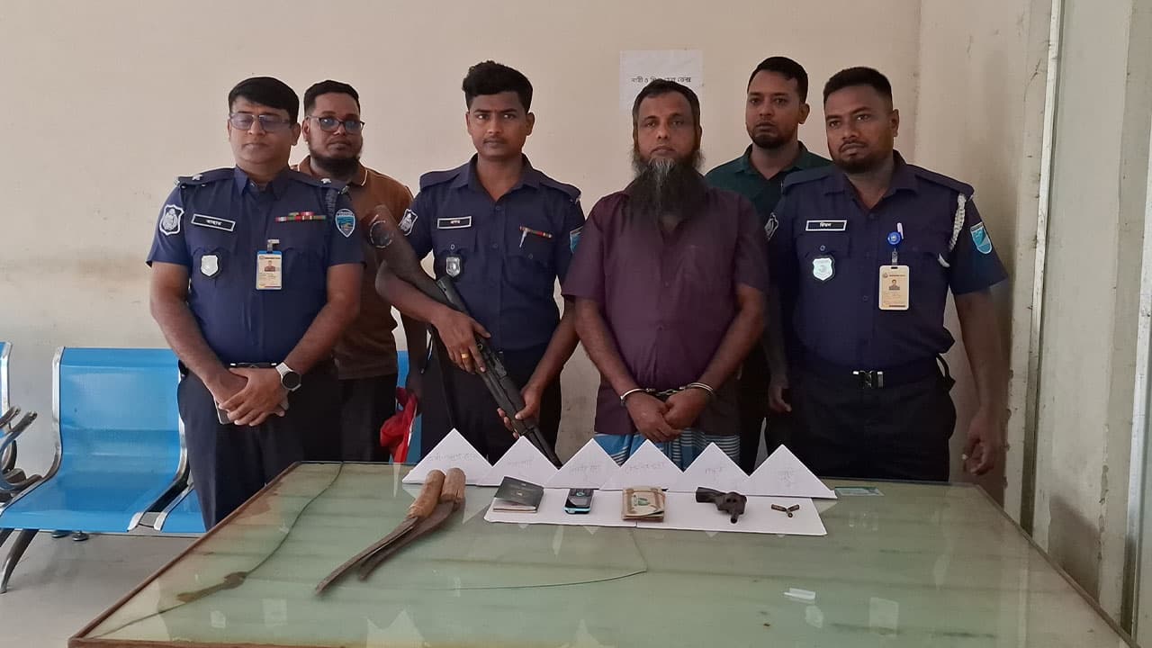 ফেসবুকে অস্ত্রের ছবি পোস্ট, শরীয়তপুরে পিস্তল ও বিদেশি মুদ্রাসহ আটক