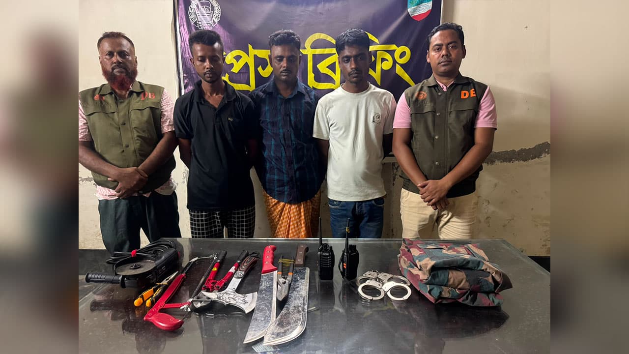 যশোরে বিজিবির পোশাক-ওয়াকিটকি, অস্ত্রসহ আটক ৩