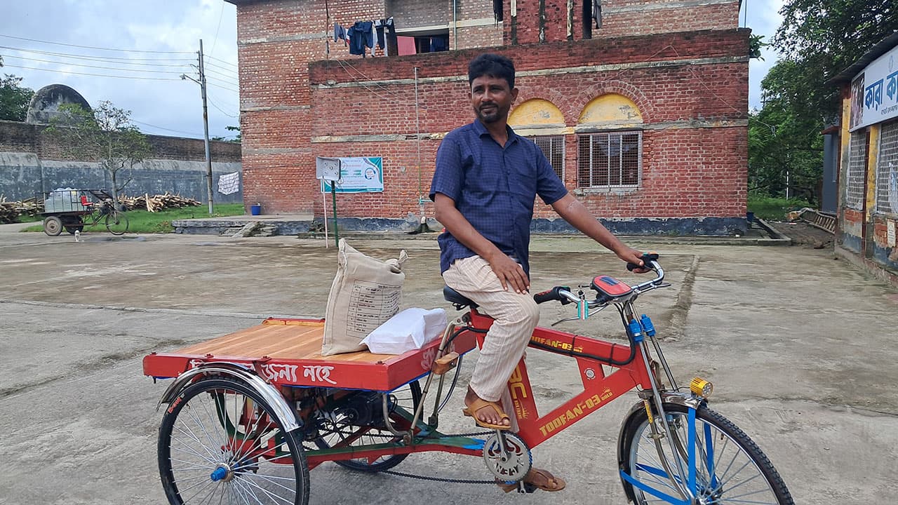 বাগেরহাটে সাজাপ্রাপ্ত ও মুক্তিপ্রাপ্তদের পুনর্বাসনে ভ্যান ও সেলাই মেশিন বিতরণ