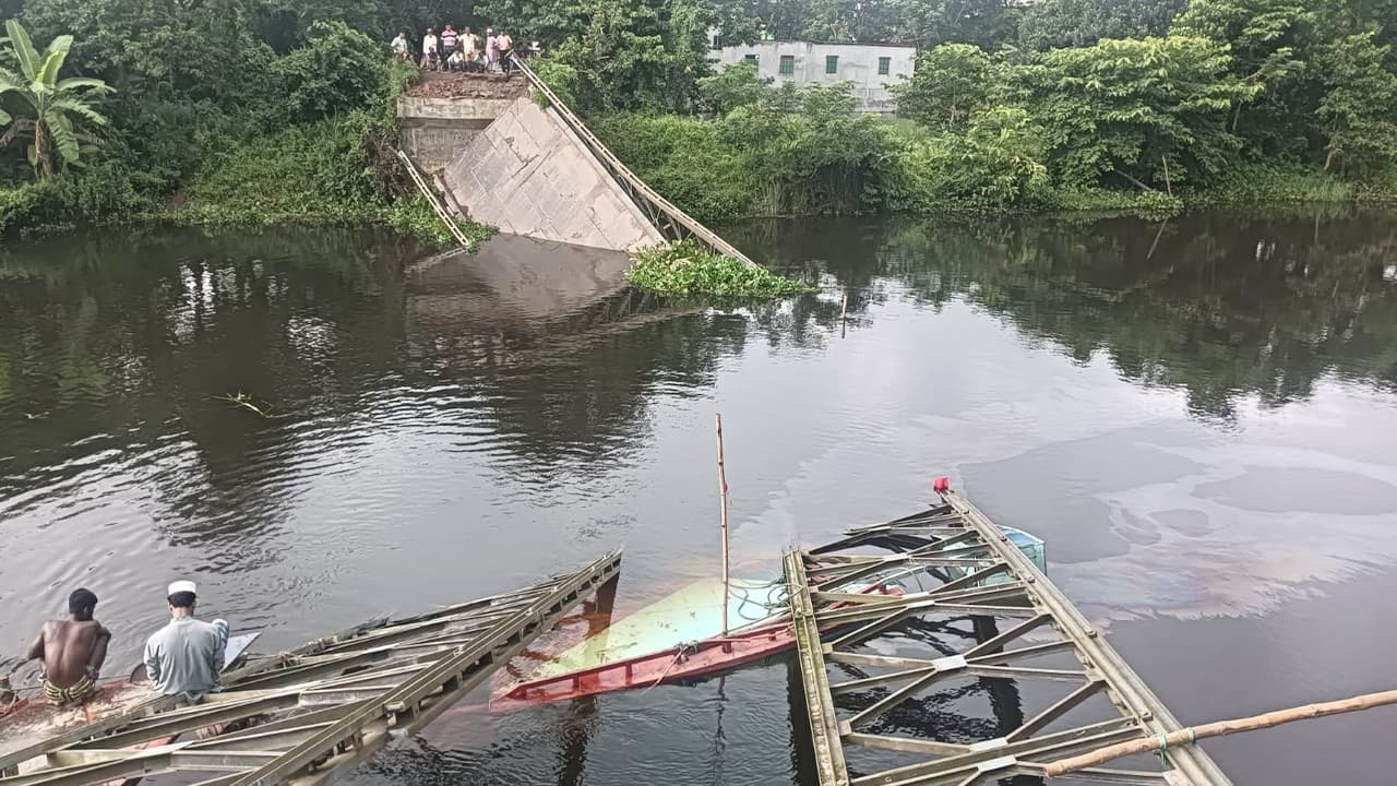 দাউদকান্দিতে বেইলি সেতু ধসে বাল্কহেড ক্ষতিগ্রস্ত, আহত ১