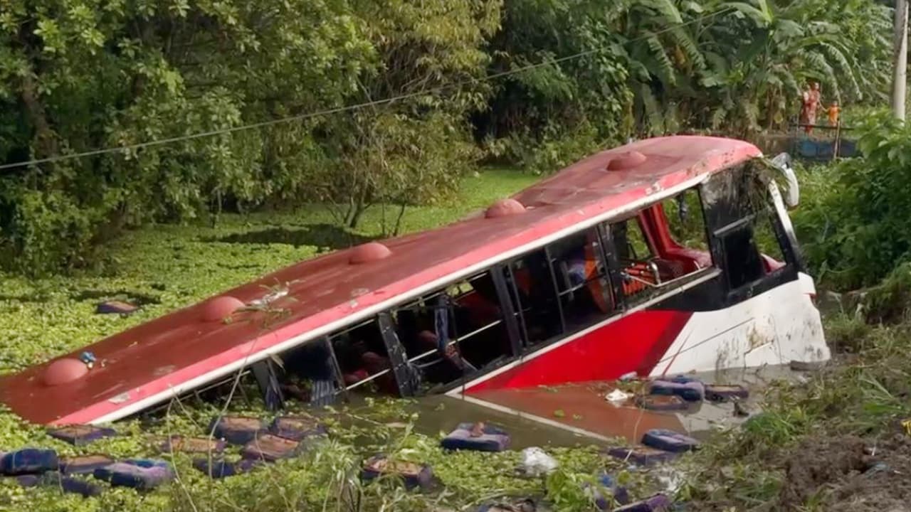 ফরিদপুরে নিয়ন্ত্রণ হারিয়ে খাদে plunged যাত্রীবাহী বাস, আহত ২০