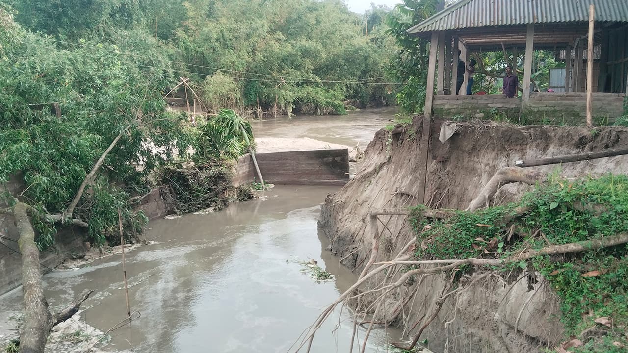 নীলফামারীতে স্লুইসগেট ধসে বাড়ি নদীগর্ভে, আতঙ্কিত শত শত পরিবার