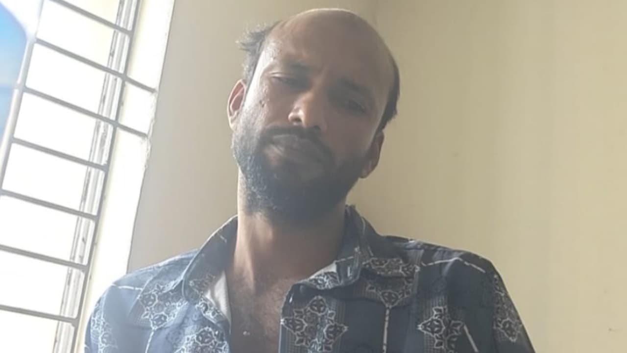 নড়াইলে স্ত্রীকে হাতুড়িপেটায় হত্যা, স্বামীর আত্মসমর্পণ