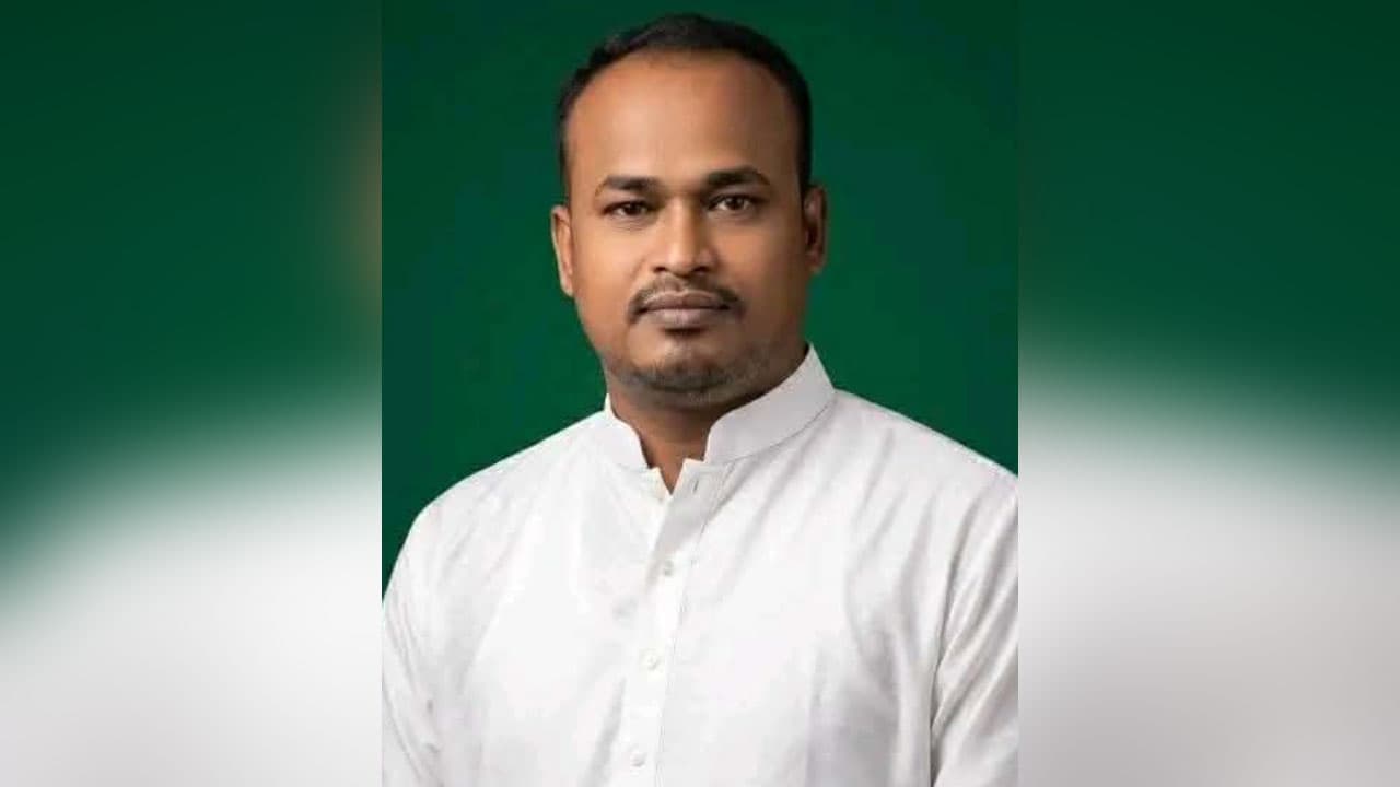 পদ না পেয়ে স্বেচ্ছাসেবক দল নেতার পোস্ট, ‘সভাপতি পদ কত টাকায় বেচলেন?’