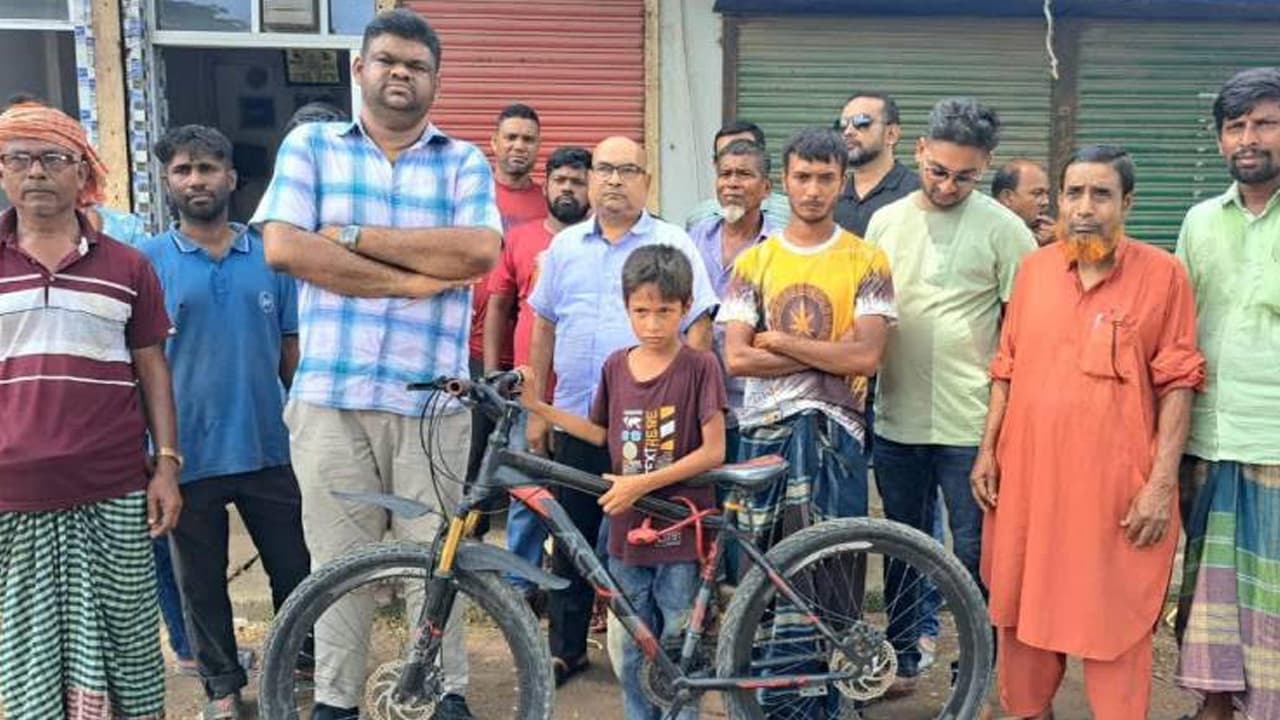 অভাবে বিক্রি হওয়া শিশুর প্রিয় সাইকেল ফিরিয়ে দিলেন ছাত্রদল নেতা