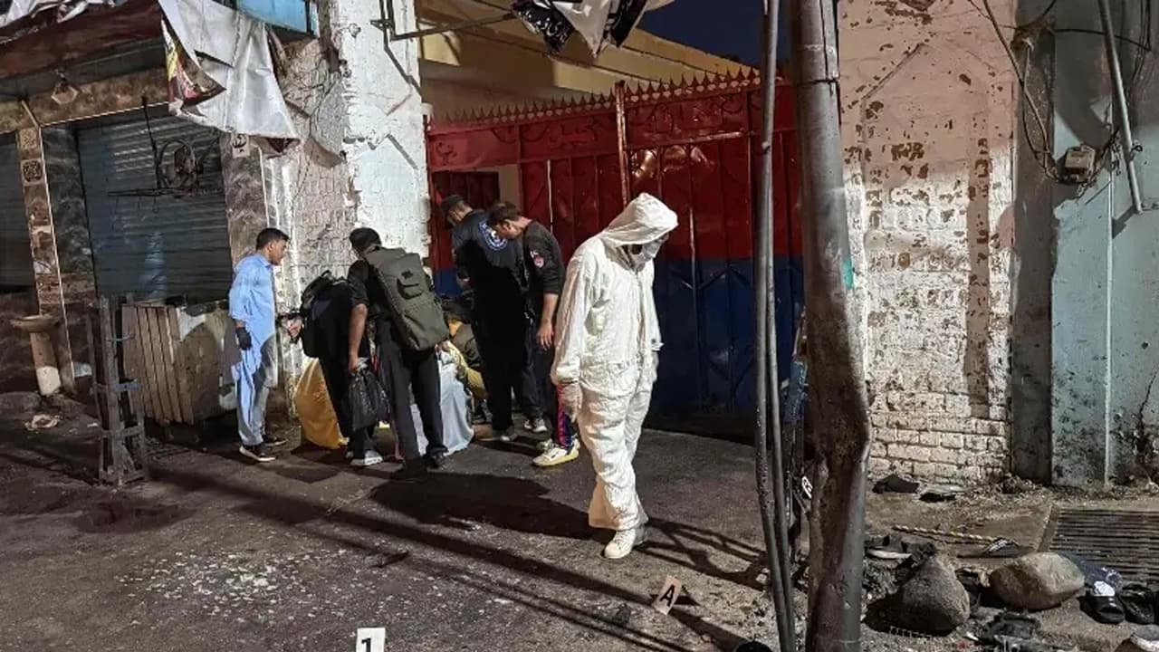পাকিস্তানে পুলিশ স্টেশনে আত্মঘাতী হামলা, নিহত ১৪
