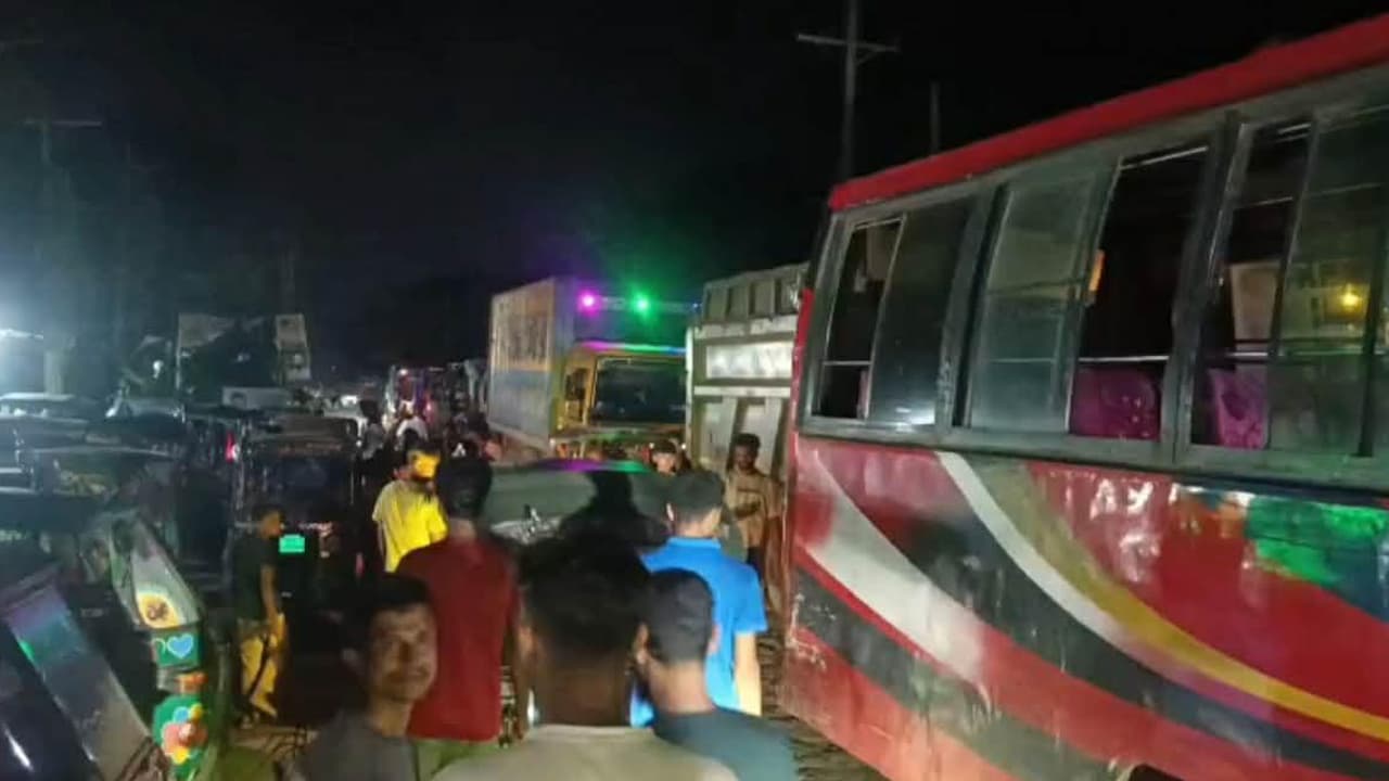 লক্ষ্মীপুরে গ্যাস সংকটে সিএনজি চালকদের সড়ক অবরোধ, দীর্ঘ যানজট