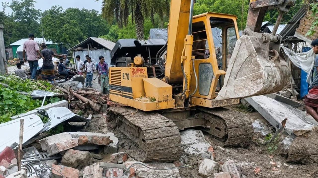 প্রথম স্ত্রীকে নিয়ে মালয়েশিয়ায় স্বামী, ক্ষোভে বাড়ি গুঁড়িয়ে দিলেন দ্বিতীয় স্ত্রী
