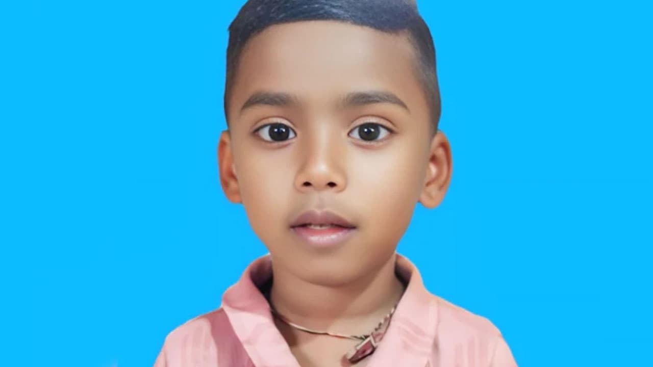 চিপসের প্যাকেটের খেলনা বল গিলে শিশুর মৃত্যু