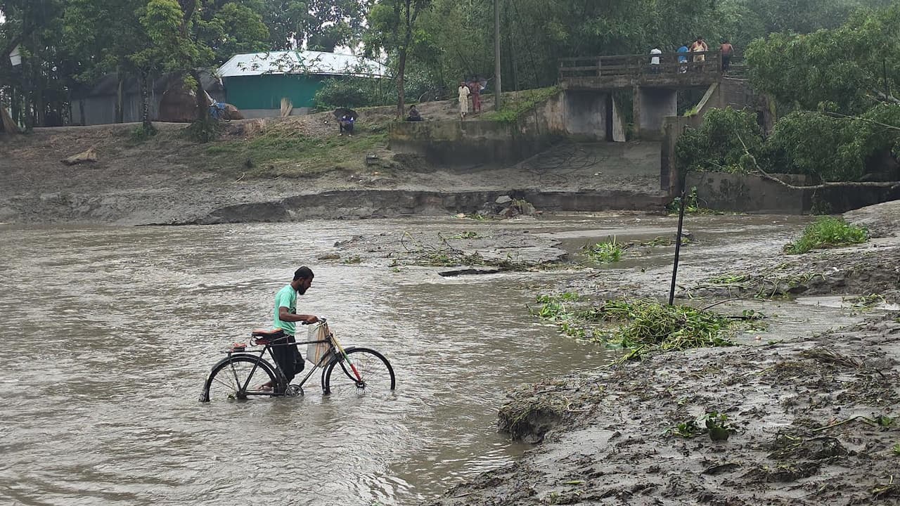 ডোমারে স্লুইসগেট ধসে যাতায়াত বন্ধ, থমকে গেছে জনজীবন