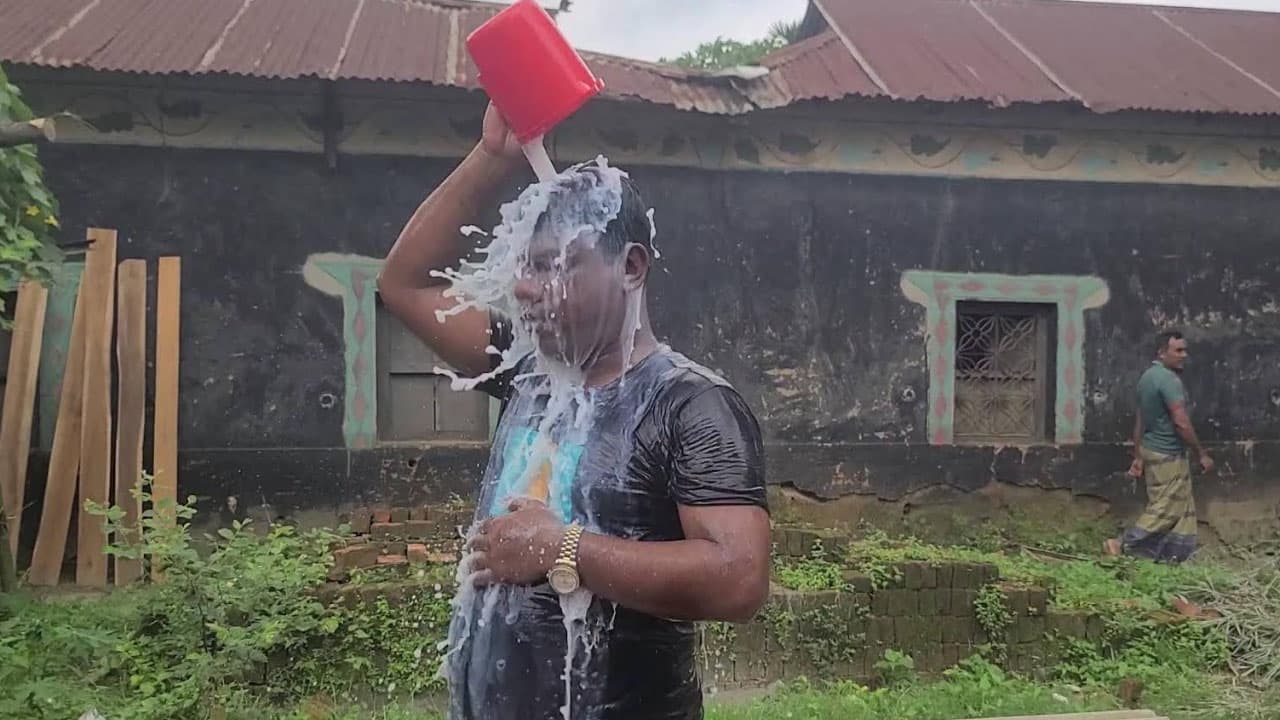 ১ মণ দুধ দিয়ে গোসল করে রাজনীতি ছাড়লেন যুবদল নেতা