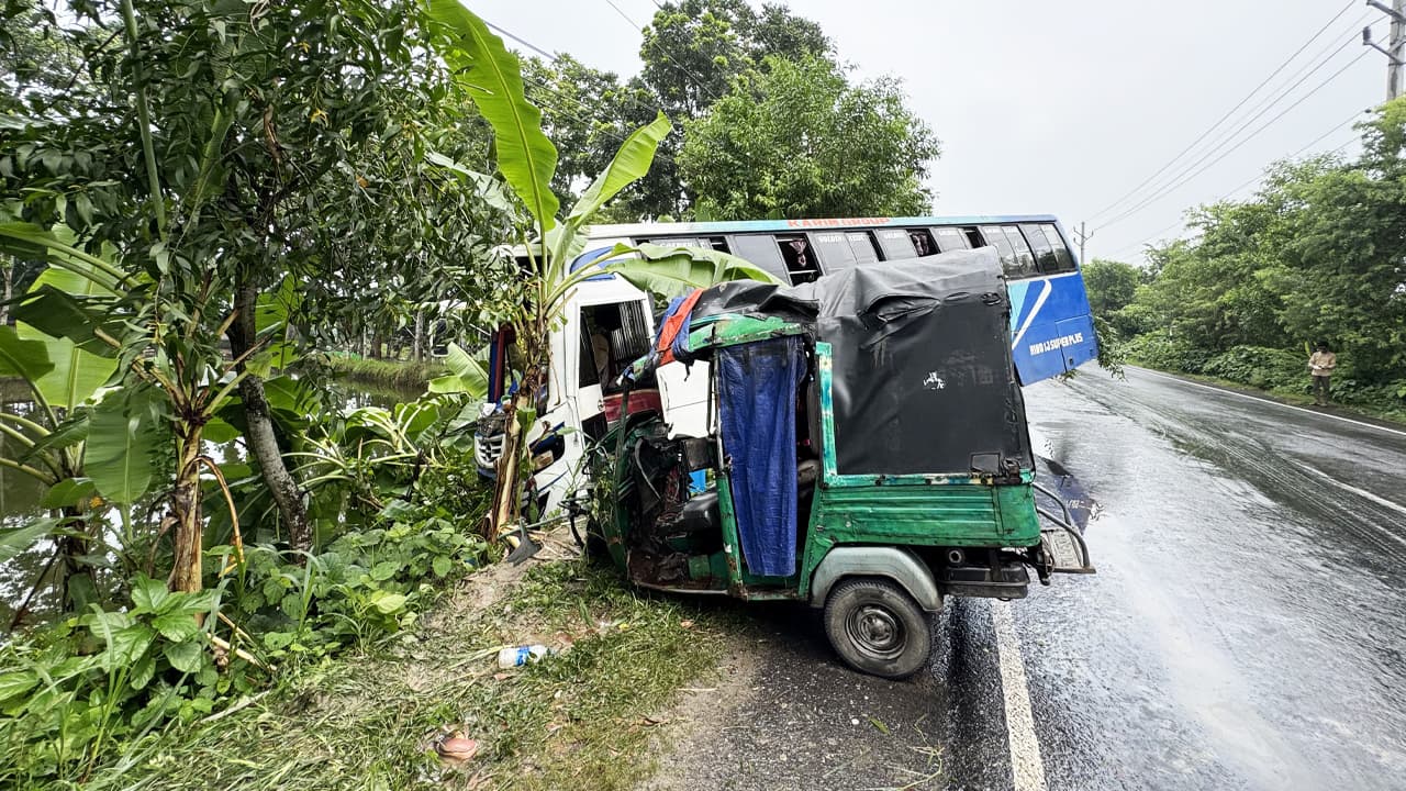 রাজবাড়ীতে বাস ও মাহিন্দ্রার মুখোমুখি সংঘর্ষ, চালক নিহত