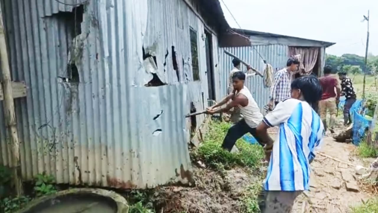 ব্রাহ্মণবাড়িয়ায় ‘মাদক ব্যবসায়ীর’ বাড়িতে স্থানীয়দের ভাঙচুর