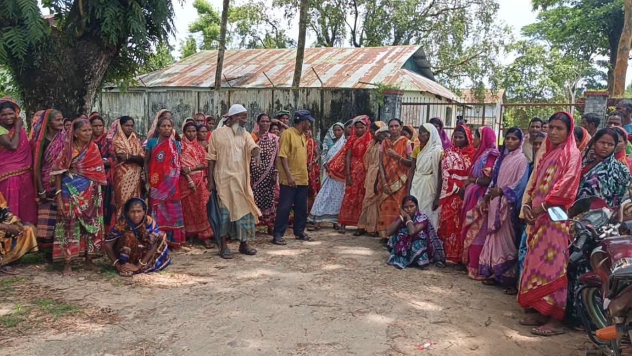 মৌলভীবাজারে চা-শ্রমিকদের অবস্থান কর্মসূচি, ৬ সপ্তাহ ধরে মজুরি বন্ধ