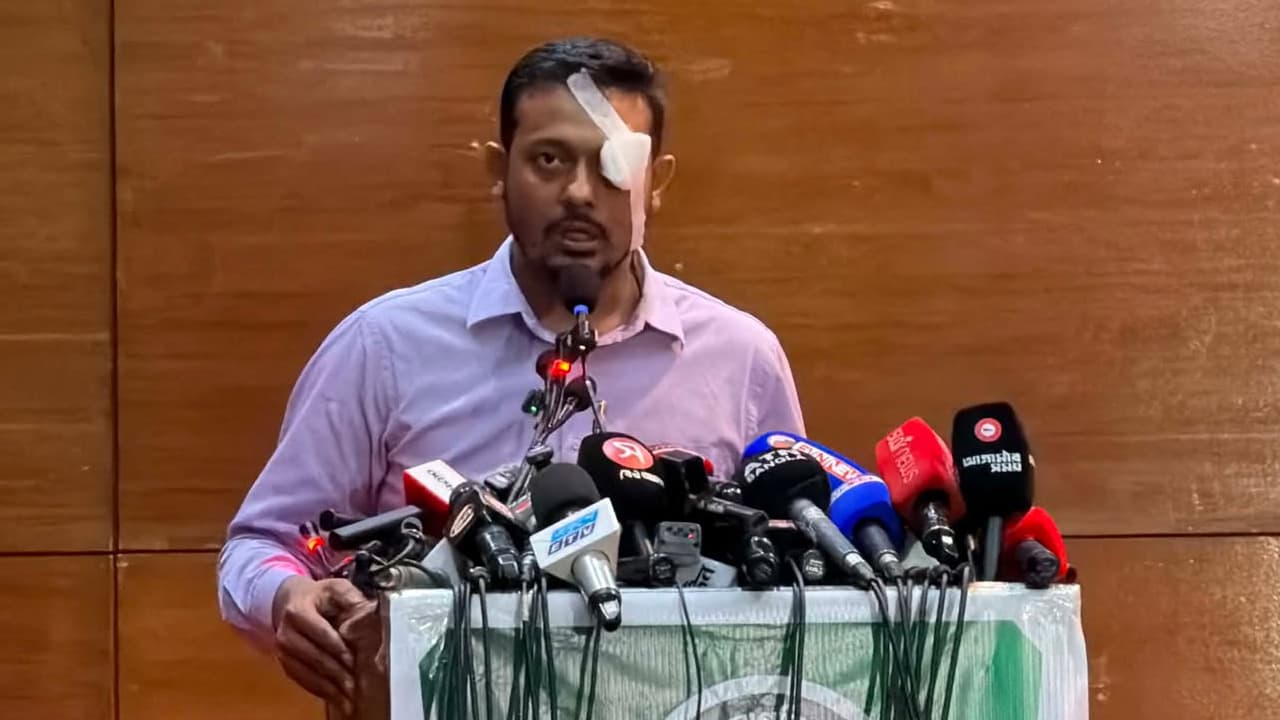 চোখে ব্যান্ডেজ বেঁধে নাসীরুদ্দীন পাটওয়ারীর প্রতীকী প্রতিবাদ