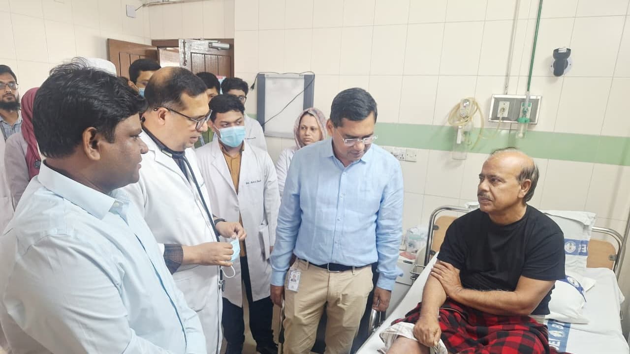 বারডেম হাসপাতালে চিকিৎসাধীন এমপি রেজুর পাশে ডা. মনোয়ারুল