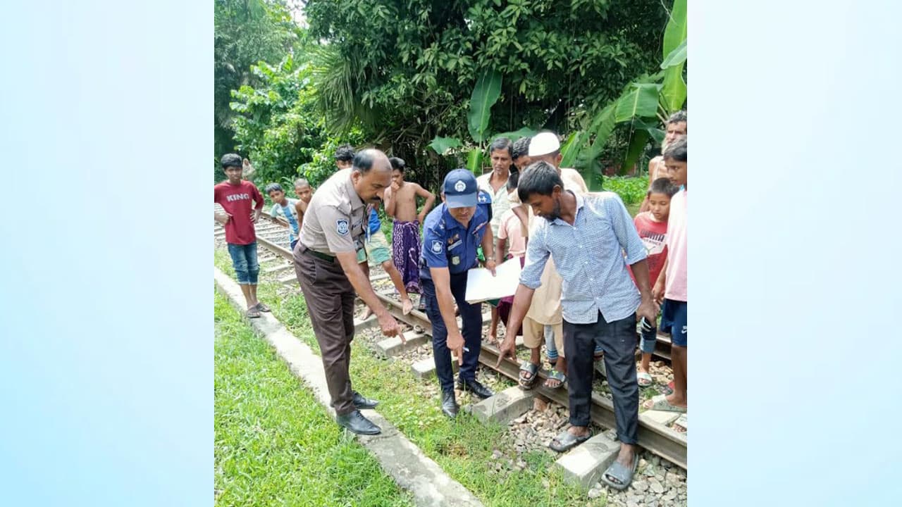 জামালপুরে চলন্ত ট্রেনের ছাদ থেকে পড়ে যুবকের মৃত্যু