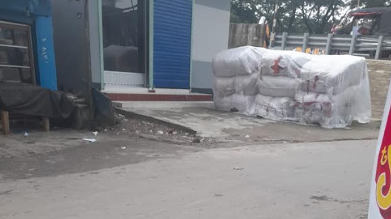 উজিরপুরে খোলা আকাশের নিচে সরকারি কম্বল, তদন্ত শুরু