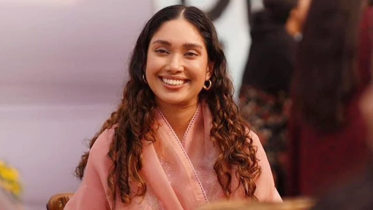 সাধারণ পরীক্ষার্থীদের মতোই লাইনে দাঁড়িয়ে ড্রাইভিং লাইসেন্স নিলেন জাইমা রহমান