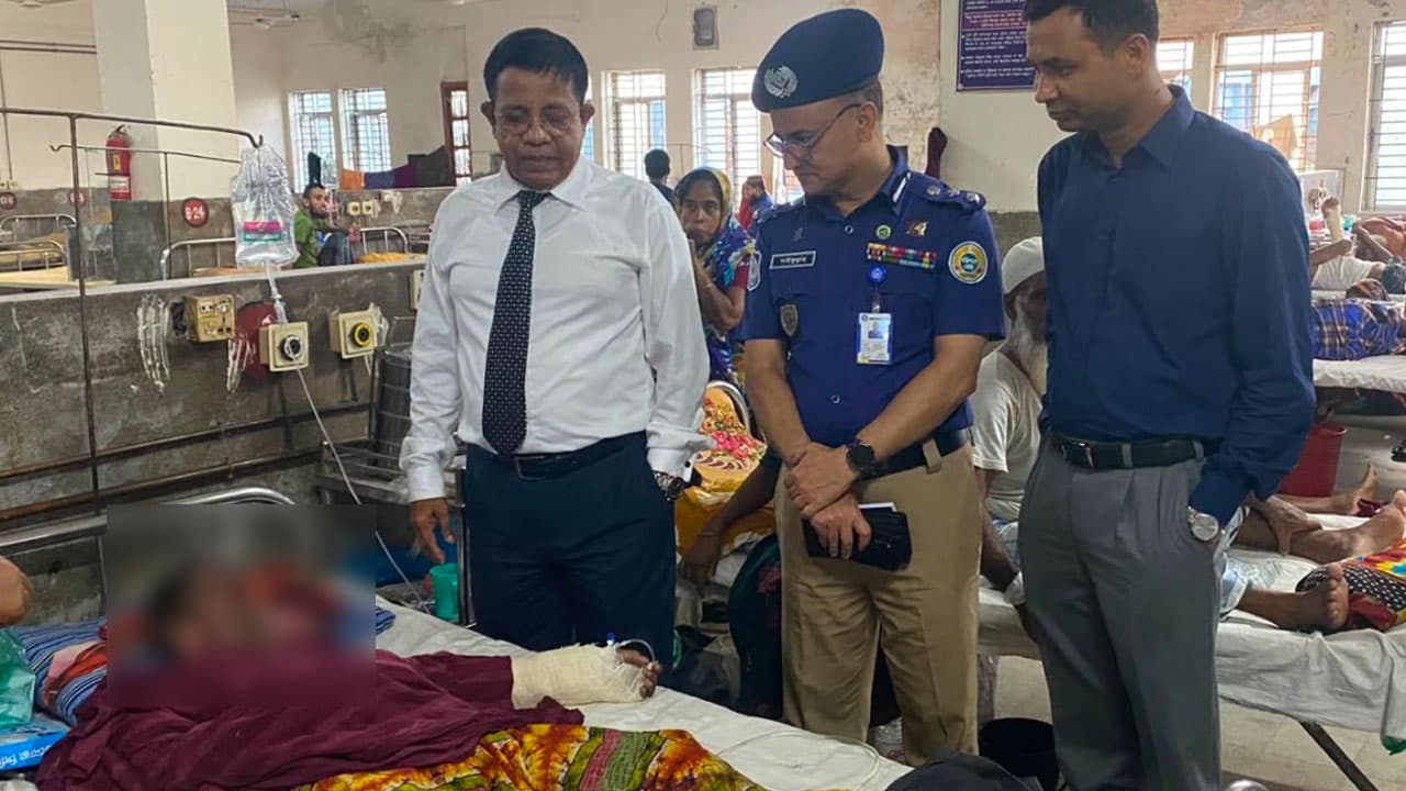 বাকেরগঞ্জে বোমা বিস্ফোরণে দগ্ধ তিনজনকে পাঠানো হলো ঢাকায়