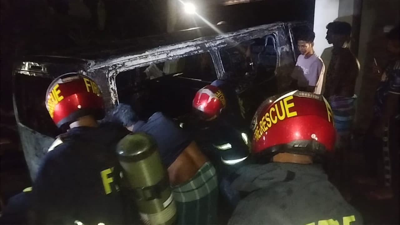 সাতক্ষীরা মেডিকেল কলেজে অ্যাম্বুলেন্সে অগ্নিকাণ্ড, অক্সিজেন সিলিন্ডার ছিল পাশে