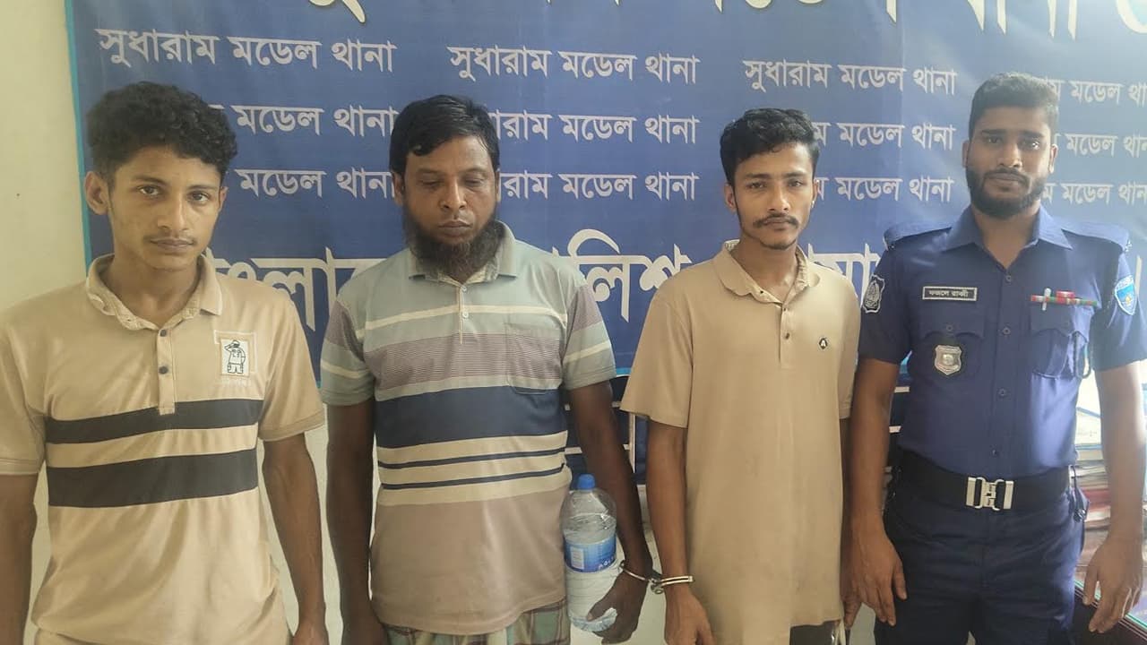 নোয়াখালীতে ব্যবসায়ীর বাড়িতে ডাকাতি: চার অভিযুক্ত গ্রেপ্তার