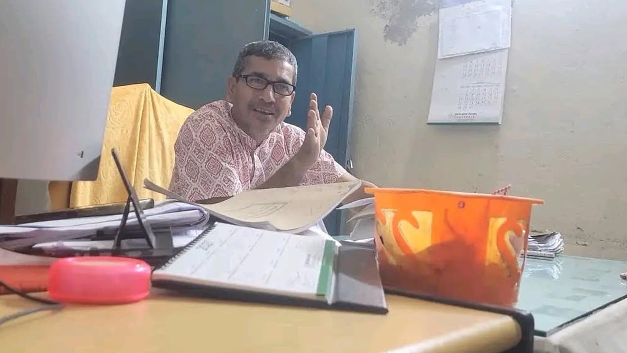 ঝালকাঠি পৌর ভূমি অফিসে গভীর রাতে কার্যক্রম, টাকার বিনিময়ে সেবার অভিযোগ