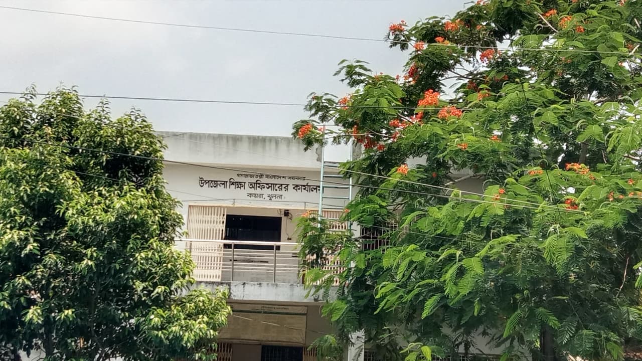 কয়রার ৮৩টি প্রাথমিক বিদ্যালয়ে নেই প্রধান শিক্ষক, ভারপ্রাপ্তের ওপর ভরসা
