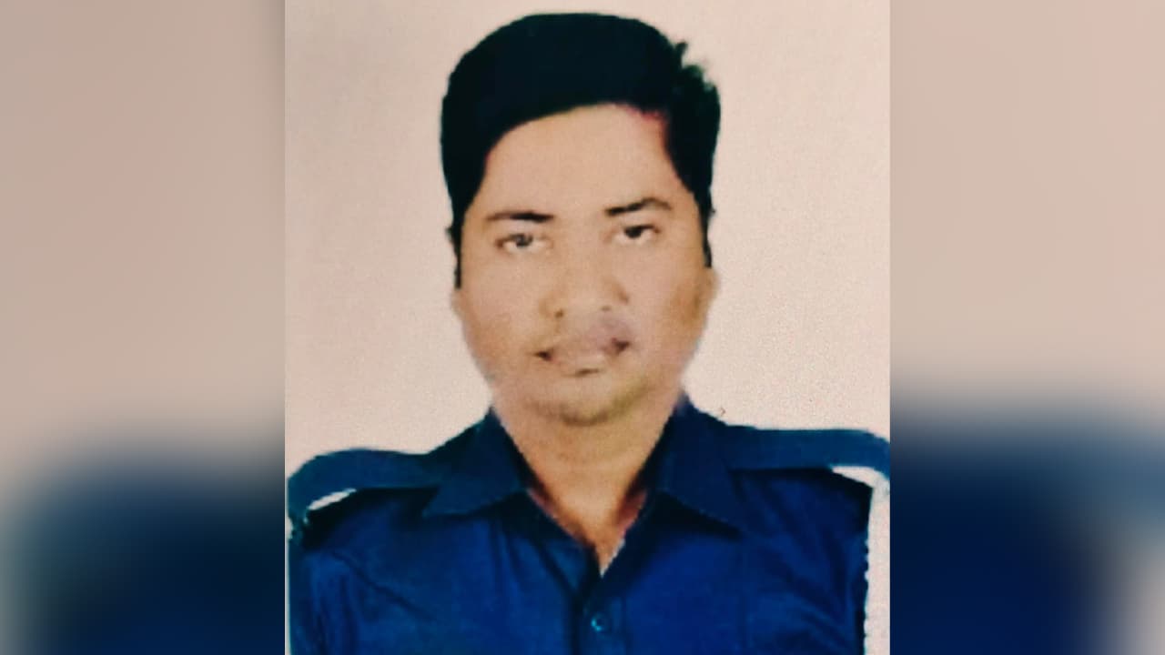 কিশোরগঞ্জে পুলিশের পিকআপের ওপর ট্রাক উল্টে কনস্টেবলের মৃত্যু