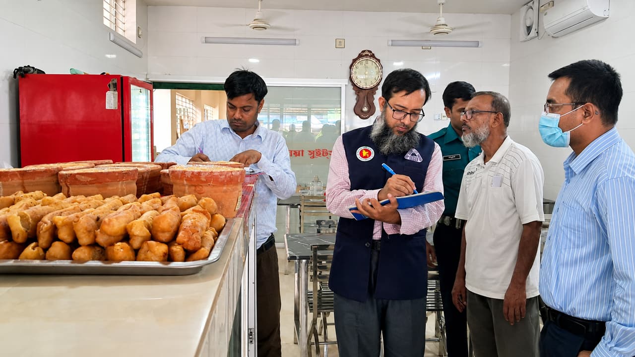 রাজশাহীতে বিএসটিআই-এর অভিযানে অলিম্পিয়া সুইটসকে ১৫ হাজার টাকা জরিমানা