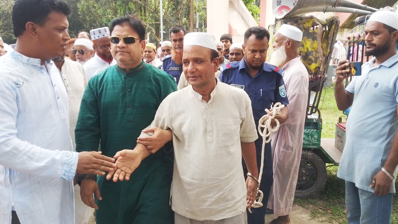 মায়ের জানাজায় হাতকড়া পরে নীলফামারীতে যুবলীগ নেতা শাহিদ মাহমুদ