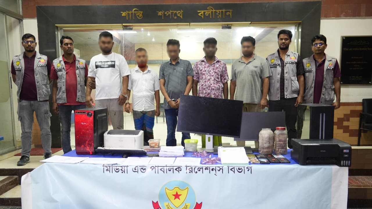 প্রধানমন্ত্রী ও মন্ত্রীদের সিল-স্বাক্ষর জাল করার চক্রের ৫ সদস্য গ্রেপ্তার