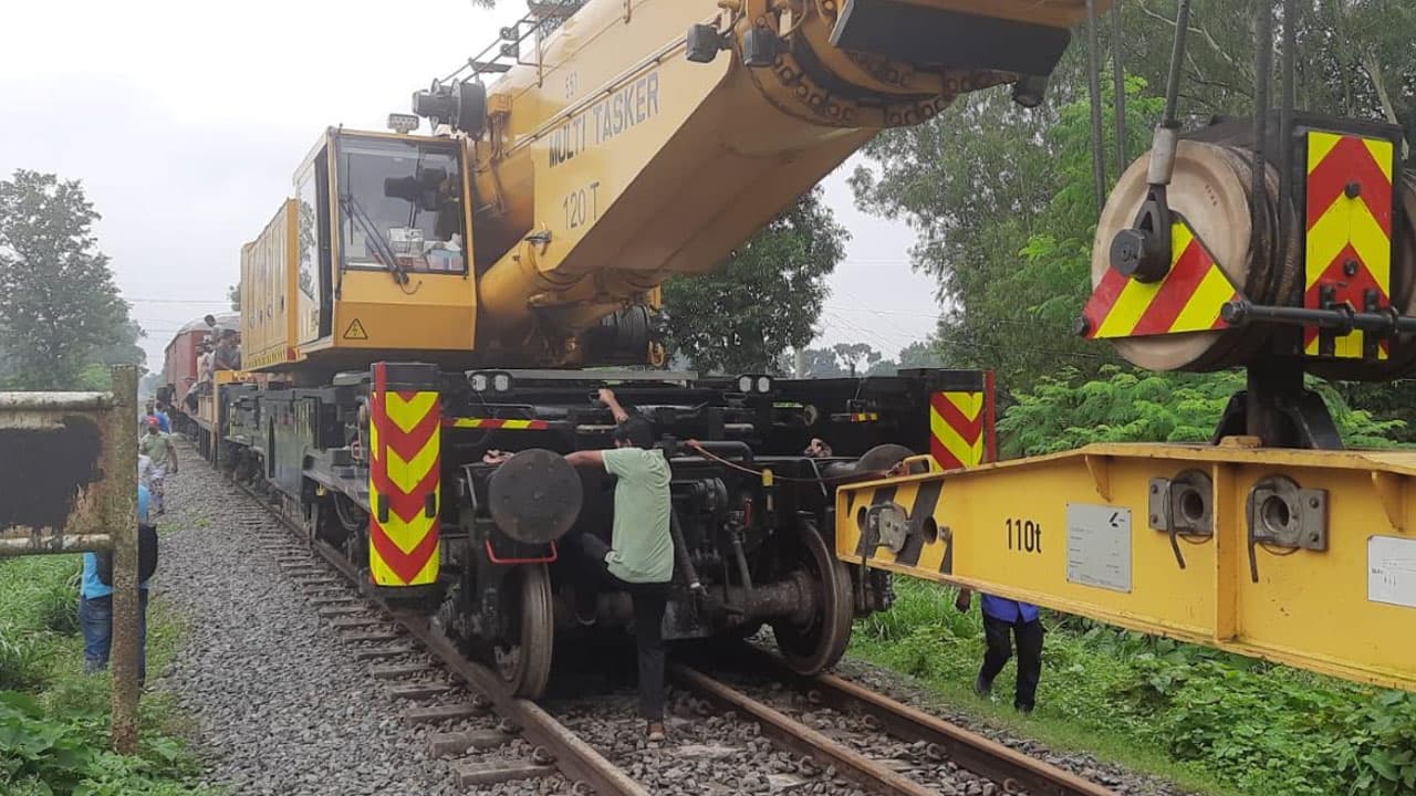 লাইনচ্যুতির পর ৬ ঘণ্টা পর স্বাভাবিক হলো ঢাকা-উত্তরবঙ্গ রেল যোগাযোগ