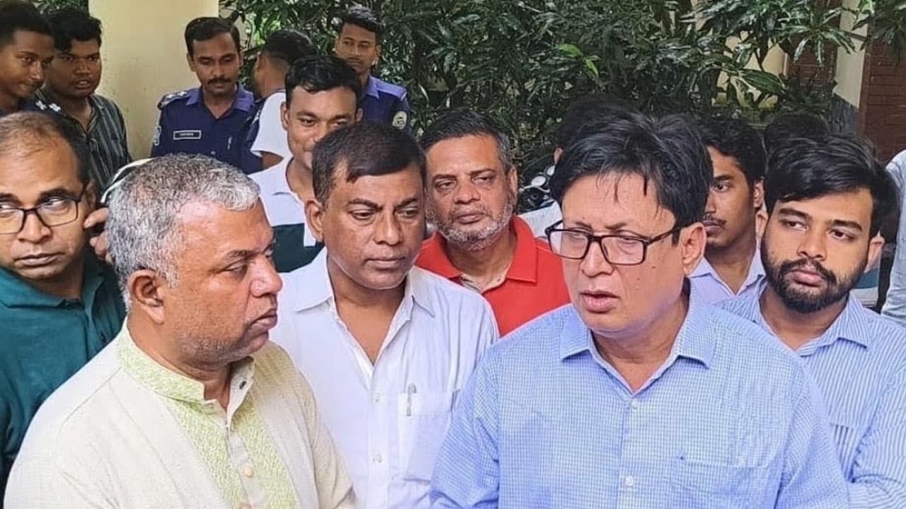বাউফলে লোডশেডিং ও অতিরিক্ত বিদ্যুৎ বিলের প্রতিবাদে গ্রাহকদের বিক্ষোভ