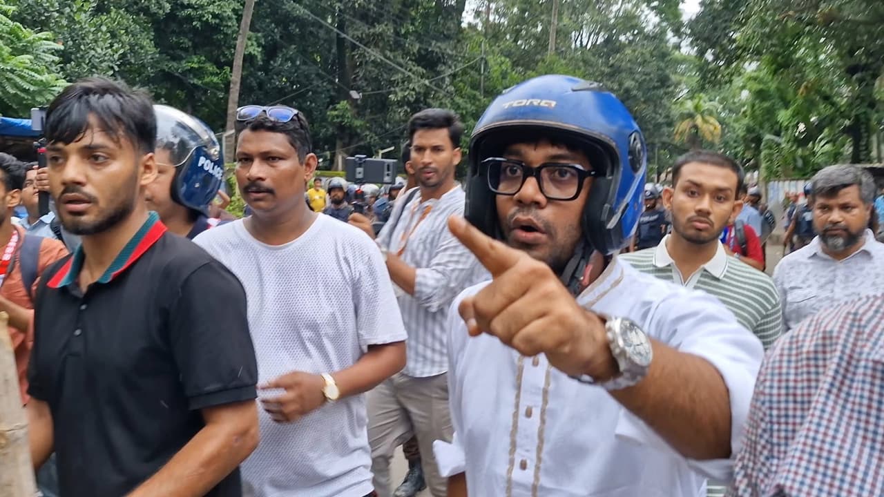 রাজধানীতে ছাত্রশিবির-ছাত্রদল সংঘর্ষ, হেলমেট পরে মাঠে যুবদল নেতা নয়ন