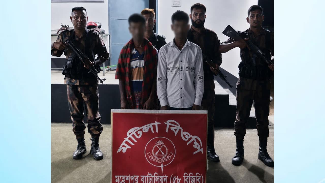 সীমান্ত দিয়ে ভারতে প্রবেশের চেষ্টায় ২ বাংলাদেশি আটক, উদ্ধার ফেনসিডিল ও কীটনাশক