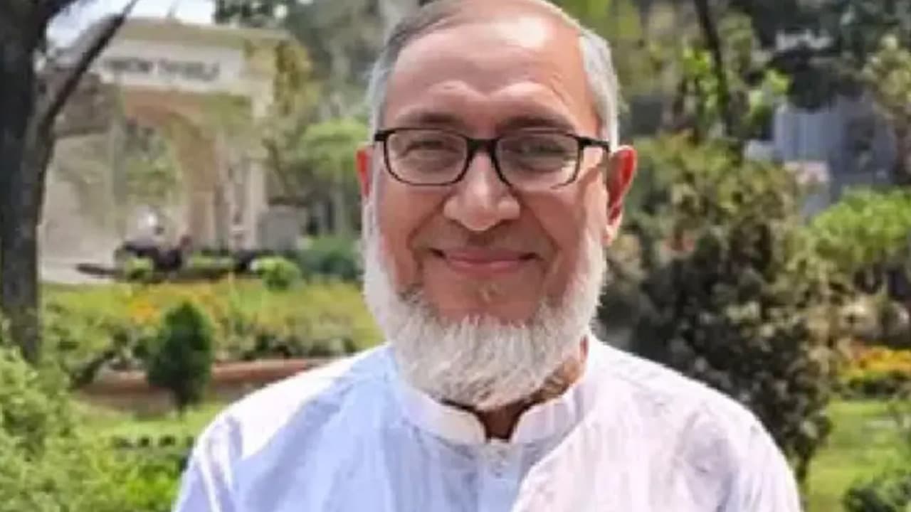 বকশীবাজারে ছাত্রদল-শিবির সংঘর্ষ, আহত আলিয়া মাদ্রাসার অধ্যক্ষ