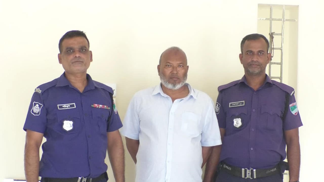 বেনাপোল দিয়ে ভারতে পালানোর সময় বহিষ্কৃত কৃষক লীগ নেতা গ্রেপ্তার