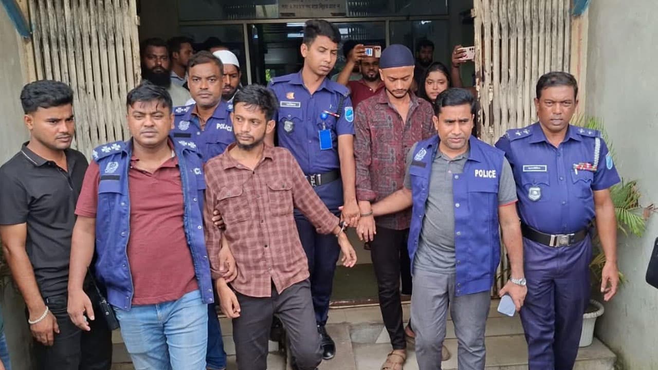 মাধবদীতে ট্রাকচালকের মাথায় পিস্তল ঠেকিয়ে ছিনতাই, গ্রেপ্তার ২