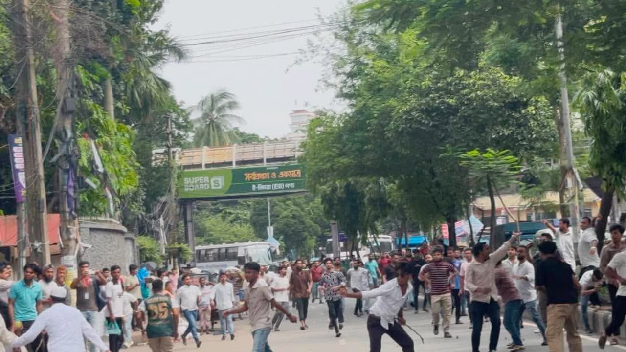 জবিতে ছাত্রদল-শিবির-ছাত্রশক্তির দফায় দফায় সংঘর্ষ, সাংবাদিকসহ আহত ৭০