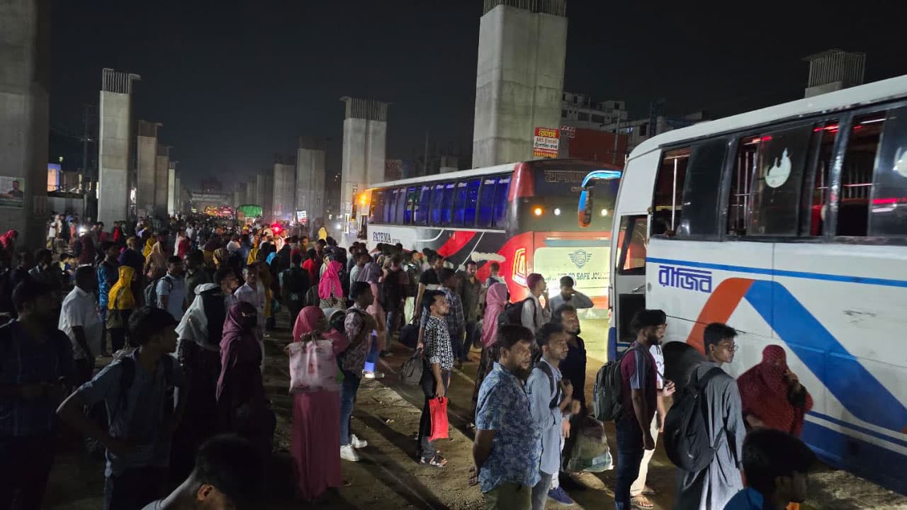 ছুটির মুখে মহাসড়কে যাত্রীদের চরম ভোগান্তি, তিনগুণ ভাড়া আদায়ের অভিযোগ