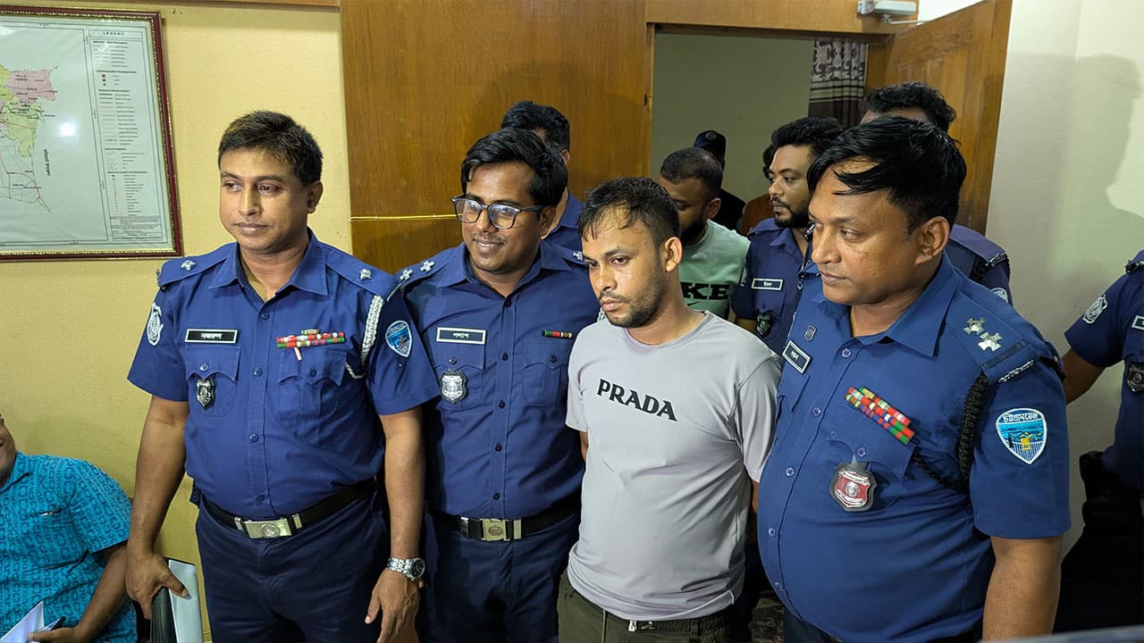 নোয়াখালীতে প্রবাসীর বাড়িতে অস্ত্র ঠেকিয়ে চাঁদাবাজি, আটক ১