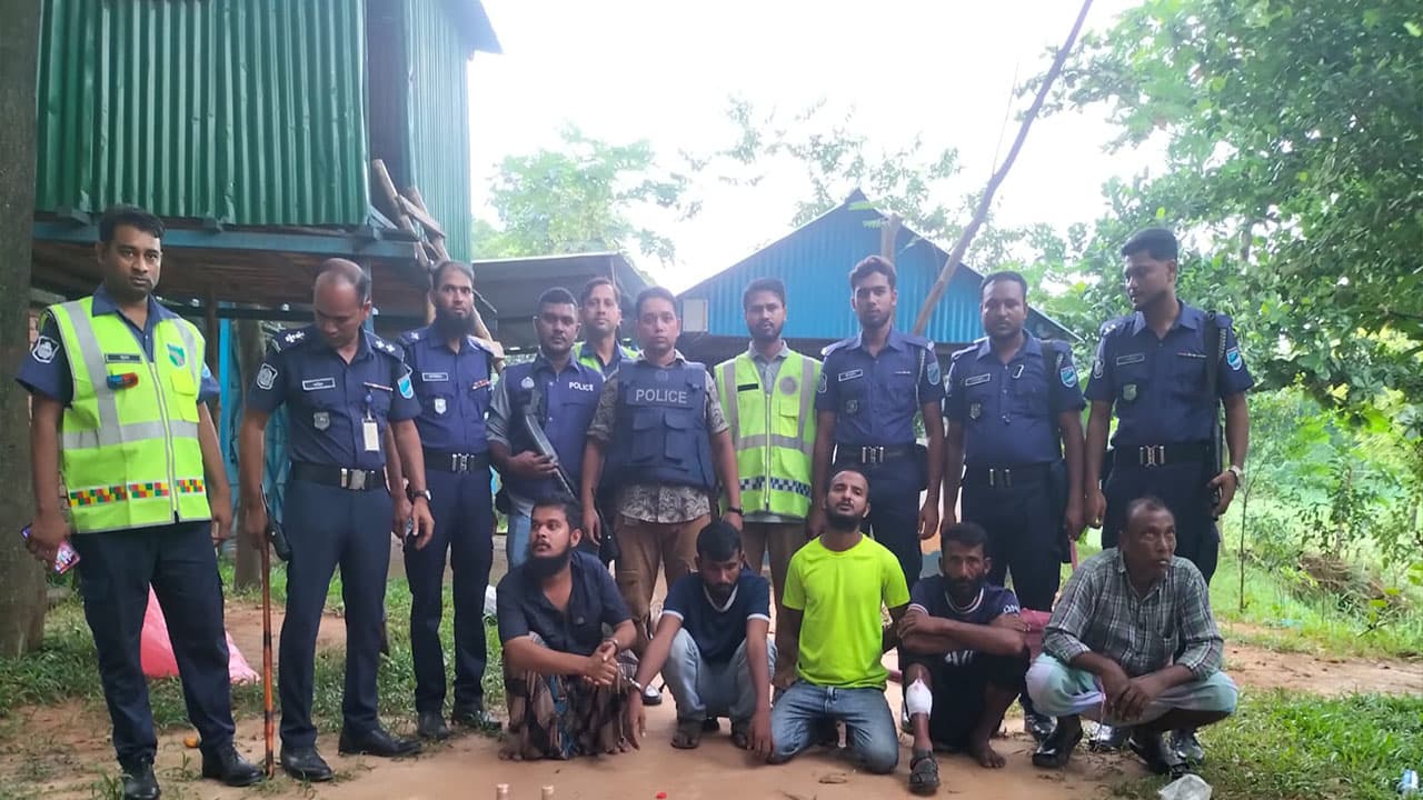 আশুলিয়ায় ডাকাতির আস্তানায় পুলিশের অভিযান, অস্ত্রসহ ৫ আটক
