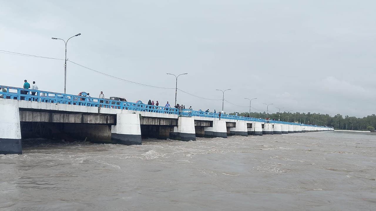 বিপৎসীমার ওপর তিস্তার পানি, বন্যার আশঙ্কায় লালমনিরহাট