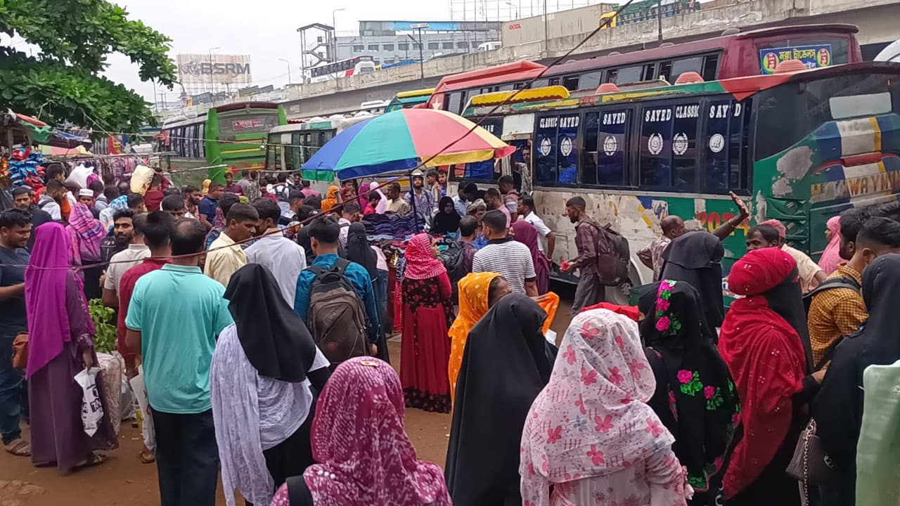 ছুটির আমেজে উত্তরবঙ্গের পথে যাত্রীদের ঢল, চন্দ্রায় যানজট ও বাড়তি ভাড়ার অভিযোগ